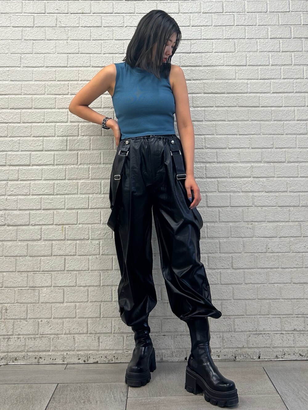 ブルー系のタンクトップ、その他のその他パンツ、ブラック系のブーツを着用したレディースの夏コーディネートの1枚目の写真