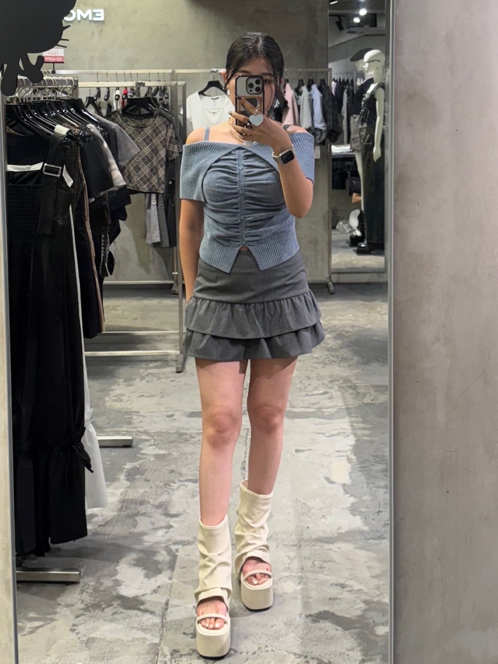 ブルー系のニット/セーター、グレー系のスカート、ホワイト系のサンダルを着用したレディースの夏コーディネートの1枚目の写真