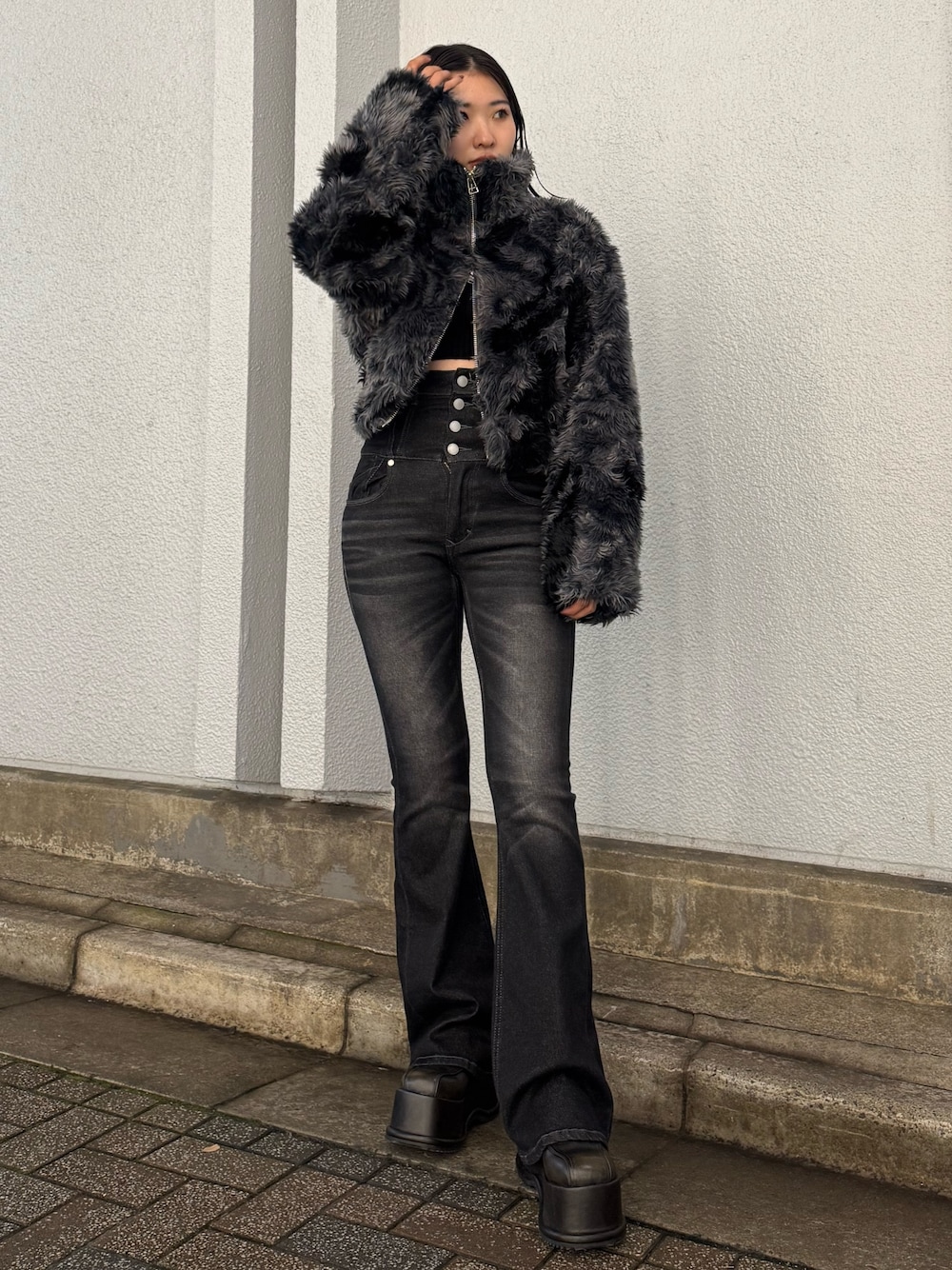 その他のブルゾン、ブラック系のニット/セーター、ブラック系のデニムパンツを着用したレディースの秋コーディネートの1枚目の写真