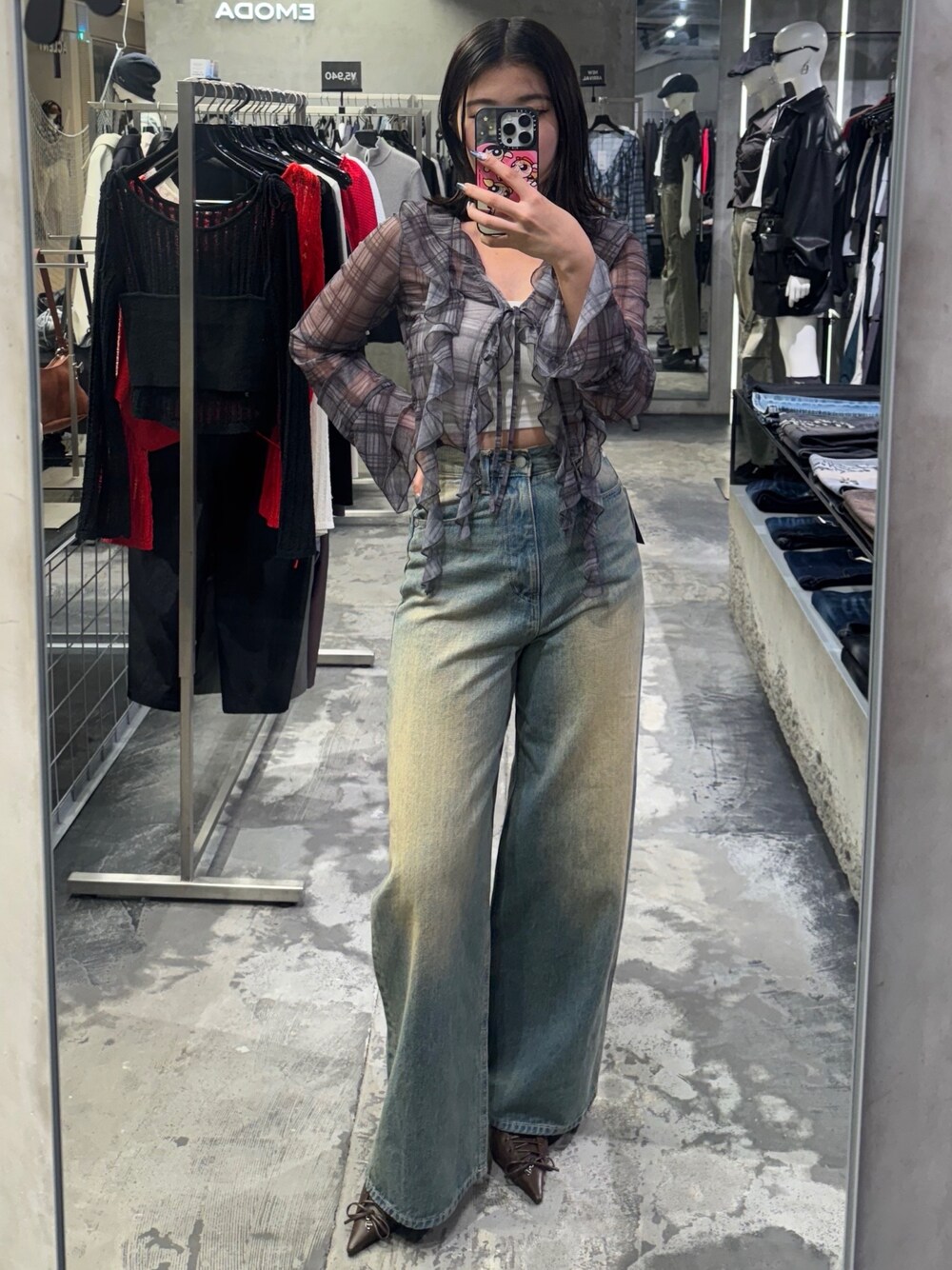 グレー系のシャツ/ブラウス、ホワイト系のTシャツ/カットソー、ブルー系のデニムパンツを着用したレディースの春コーディネートの1枚目の写真