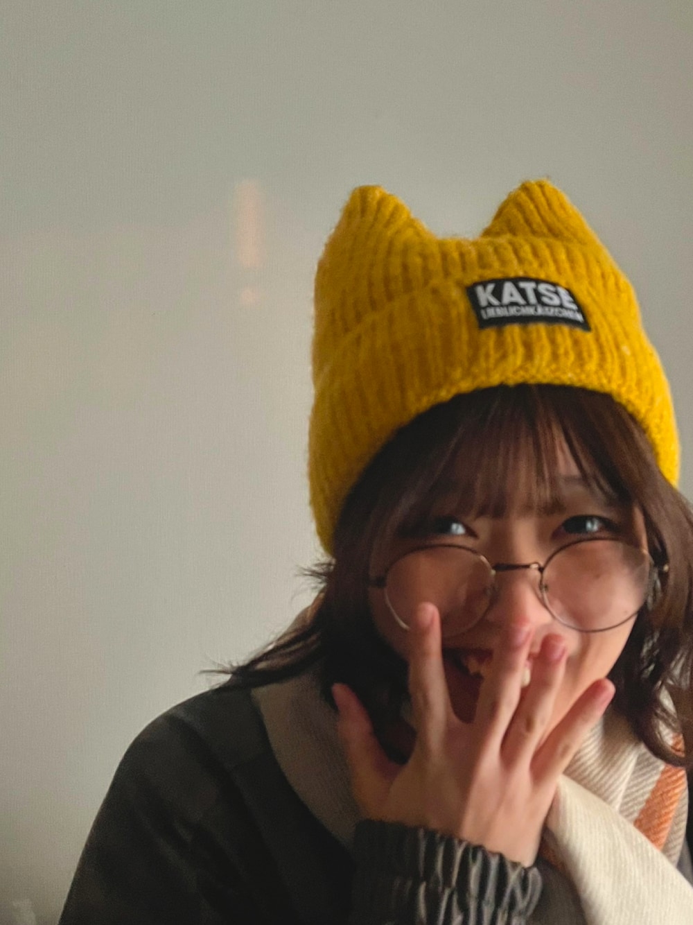 「AS KNOW AS plus、ニット帽、猫耳ニット帽、アウター、秋冬コーデ、メガネ女子」｜「AS KNOW AS plusの☆とんがりみみニット帽（ニットキャップ/ビーニー、イエロー系）」を使った、ちゃむきちさん（骨格ウェーブ・レディース・158cm）の春コーディネートの1枚目の写真