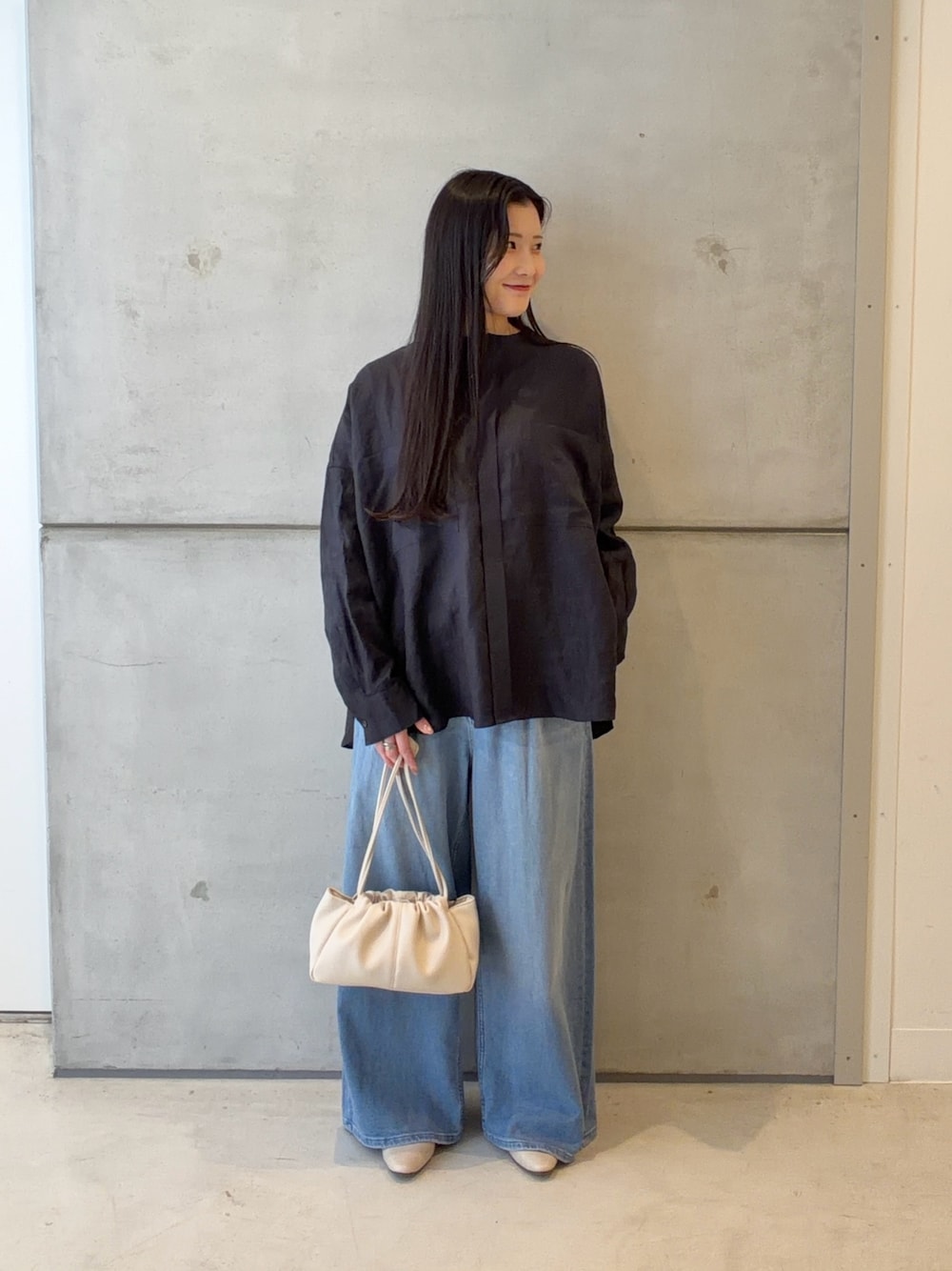 ブルー系のシャツ/ブラウス、ブルー系のデニムパンツ、ホワイト系のショルダーバッグを着用したレディースの春コーディネートの1枚目の写真