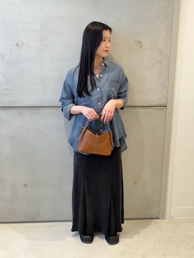 「URBAN RESEARCH ROSSO（アーバンリサーチロッソ）のAULENTTI　フロント Vライン バッグ（ハンドバッグ、ブラウン系）」を使った、meiさん（レディース・157cm）の春コーディネート