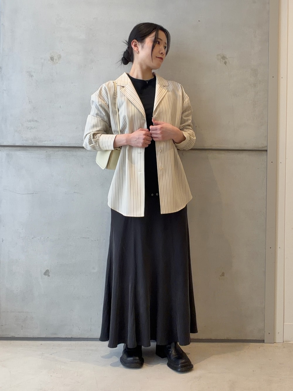 その他のシャツ/ブラウス、ブルー系のTシャツ/カットソー、グレー系のスカートを着用したレディースの春コーディネートの1枚目の写真