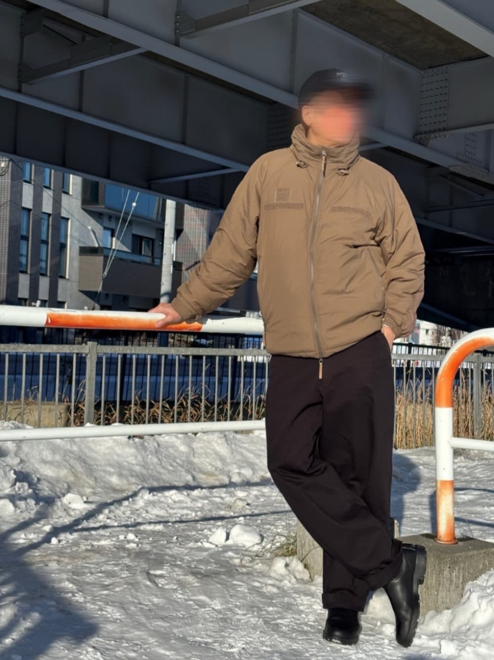 「UNIQLOのアイテム（チノパンツ、ブラック系）」を使った、hitohitoshi0413さん（メンズ・180cm）の冬コーディネートの1枚目の写真