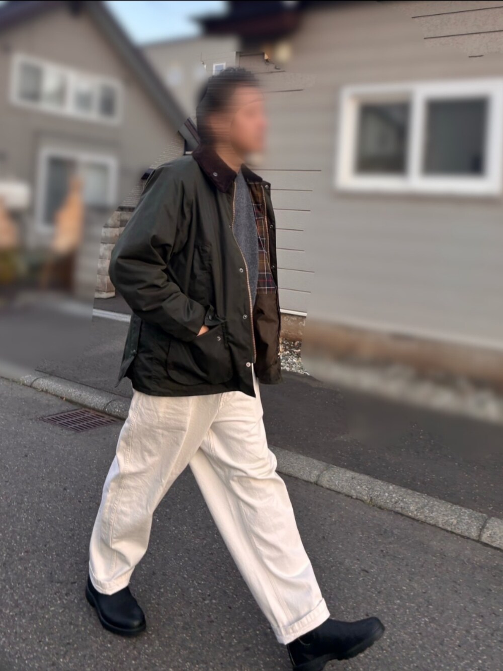 「Barbourのアイテム（ジャケット/アウター、グリーン系）」を使った、hitohitoshi0413さん（メンズ・180cm）の秋コーディネートの1枚目の写真