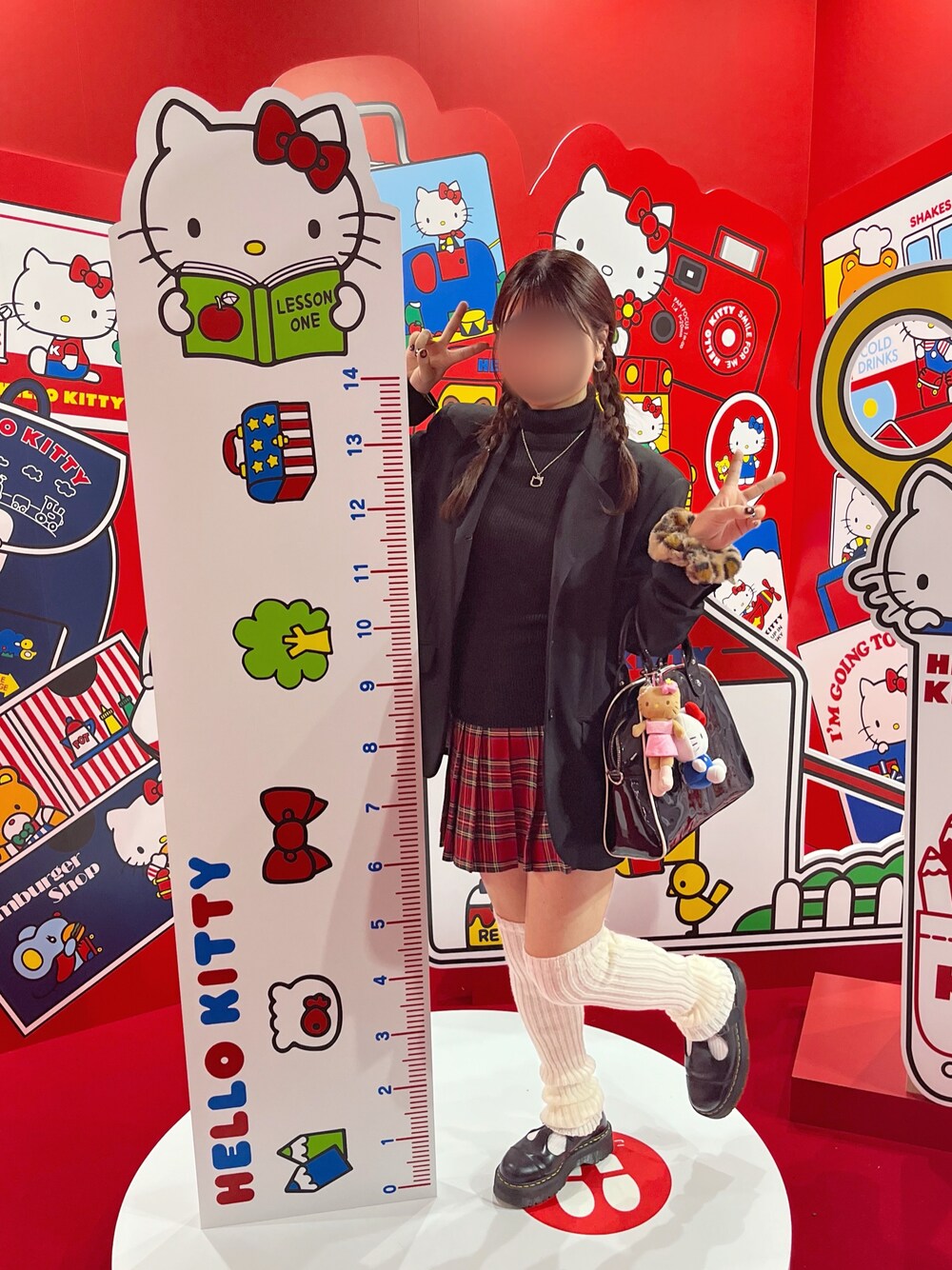 「ニット、秋服、レトロ、赤、チェック、ミニスカート、キティーちゃん、おしゃれさんと繋がりたい」｜「Dr. Martensの《Dr.Martens》QUAD RETRO BETHAN POLLEY T-BAR MARY JANE SHOE ドクターマーチン クアッド レトロ ベッサン ポリー Tバー メリージェーン シューズ（ローファー、ブラック系）」を使った、tarteaucitron3さん（レディース・155cm）の秋コーディネートの1枚目の写真