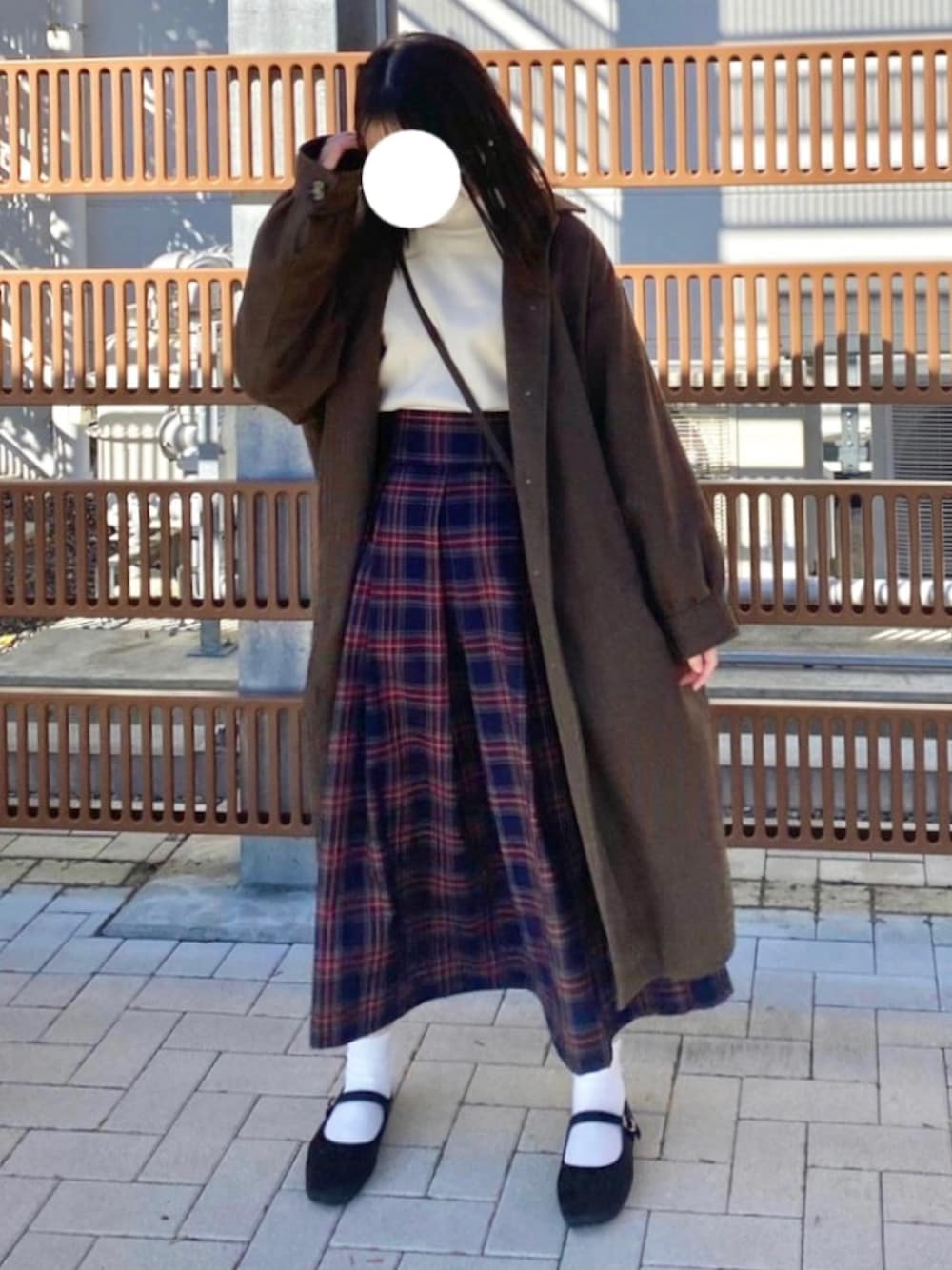 「アウター、コート、ロングコート、ブラウン、ニット、ニット/セーター、白ニット、スカート、タックスカート、チェックスカート、タータンチェック、チェック、チェック柄に恋してる、hinari、カンフーシューズ」｜「hinariのタータンチェックタックスカート（スカート、ブルー系）」を使った、ふさん（レディース・156cm）の冬コーディネートの1枚目の写真