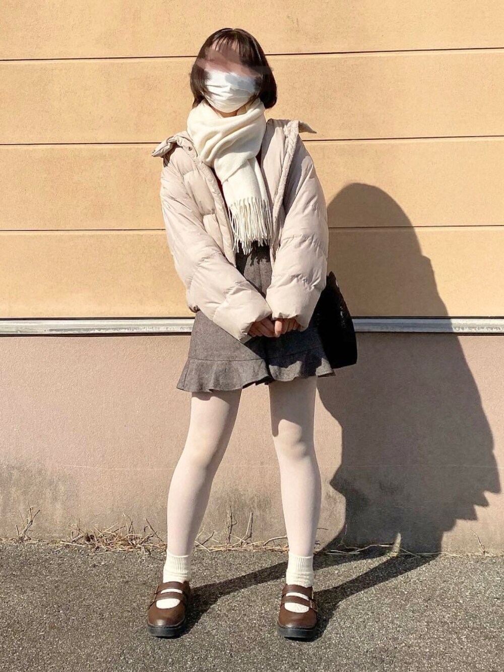「クリスマスに着たい服、マフラー、ダウン、ダウンジャケット、ショートパンツ、タイツ、タイツ×靴下、ストラップシューズ、ショルダーバッグ、サコッシュ、冬、冬コーデ、ガーリー、ガーリーコーデ、淡色コーデ」｜「MAJESTIC LEGONのWarmエコダウン（ダウンジャケット/コート、ベージュ系）」を使った、ふさん（レディース・156cm）の冬コーディネートの1枚目の写真
