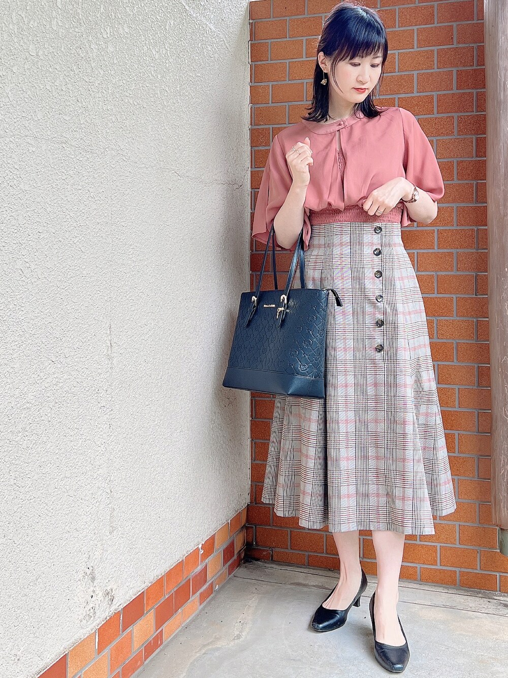 「通勤コーデ、大人コーデ、大人女子、大人かわいい、はるかつくりました、ブラウス、ブラウス×スカート、チェックスカート、アースミュージック＆エコロジー、earth music&ecology、maisondefleur、メゾンドフルール、キレイめ、きれいめコーディネート、チェック」｜「Maison de FLEURのモノグラムトートバッグ（トートバッグ、ブラック系）」を使った、satomikamoさん（レディース・162cm）の夏コーディネートの1枚目の写真