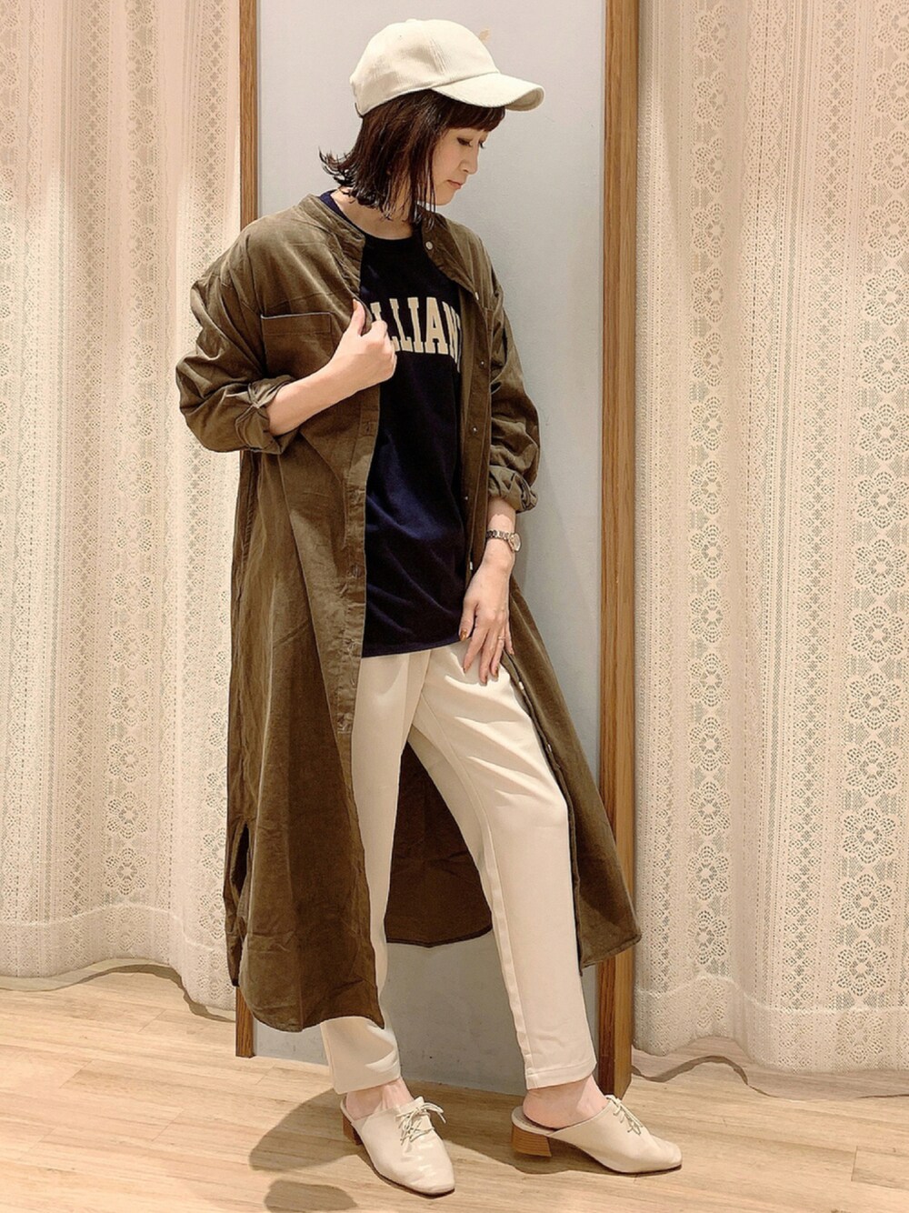 「コーデュロイ、ロゴT、キャップ、New Balance、シャツワンピース、ロンT、大人カジュアル、earth music&ecology、オリエンタルトラフィック、リラックスパンツ、アースミュージック＆エコロジー、オトナカジュアル、コーデュロイワンピース、羽織りワンピース、レースアップスリッパ」｜「earth music&ecologyの【予約】ORiental TRaffic レースアップスリッパ（シューズ、ブルー系）」を使った、satomikamoさん（レディース・162cm）の秋コーディネートの1枚目の写真