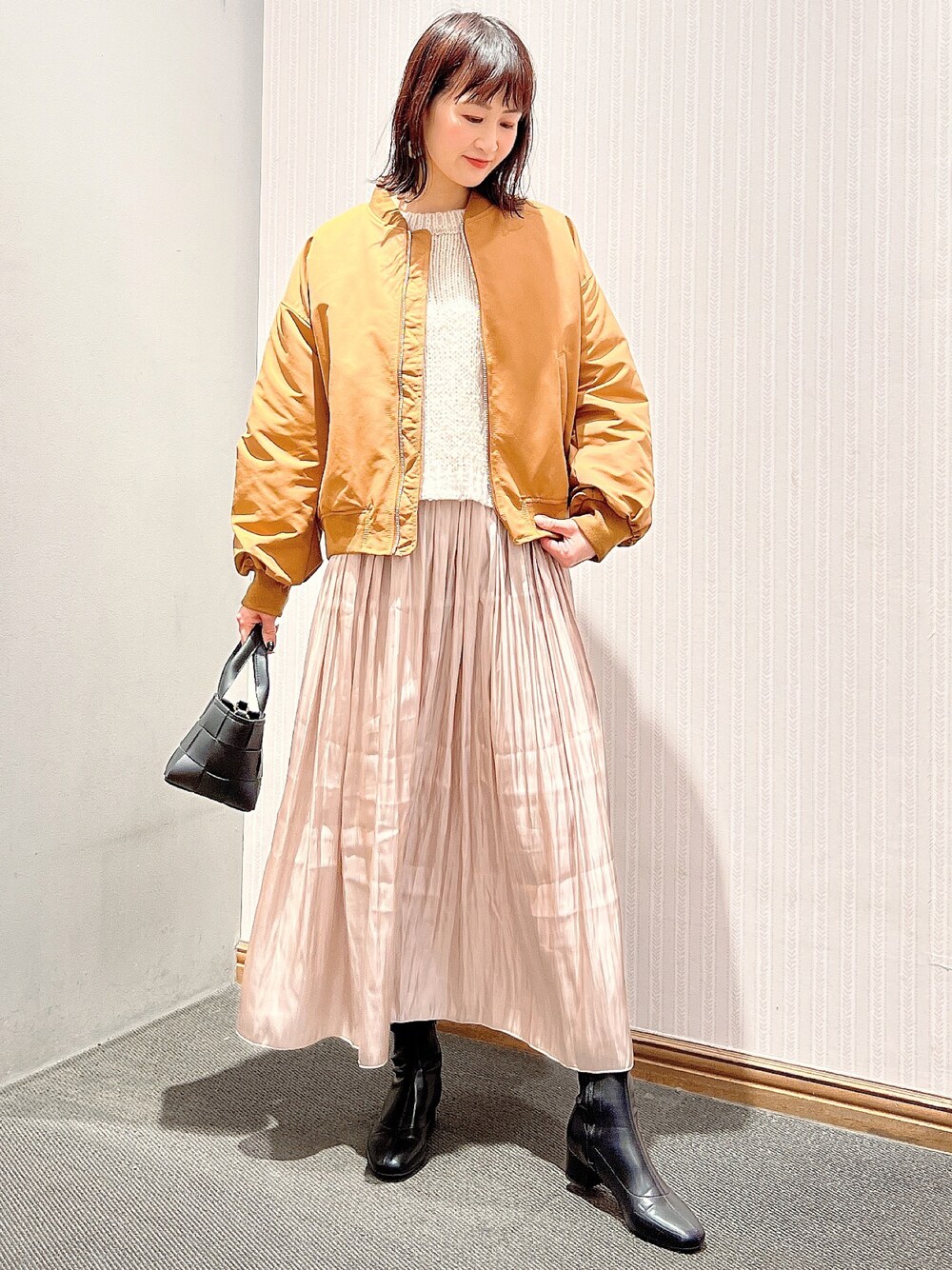「春コーデ、春アウター、MA-1、春、春先取り、ニット、シャイニースカート、リバーシブルスカート、ストレッチブーツ、オリエンタルトラフィック、編み込みバッグ、アースミュージック＆エコロジー、earth music&ecology、ママコーデ、30代コーデ」｜「earth music&ecologyのシャイニー＆チュールリバーシブルスカート*（スカート、ブラウン系）」を使った、satomikamoさん（レディース・162cm）の冬コーディネートの1枚目の写真