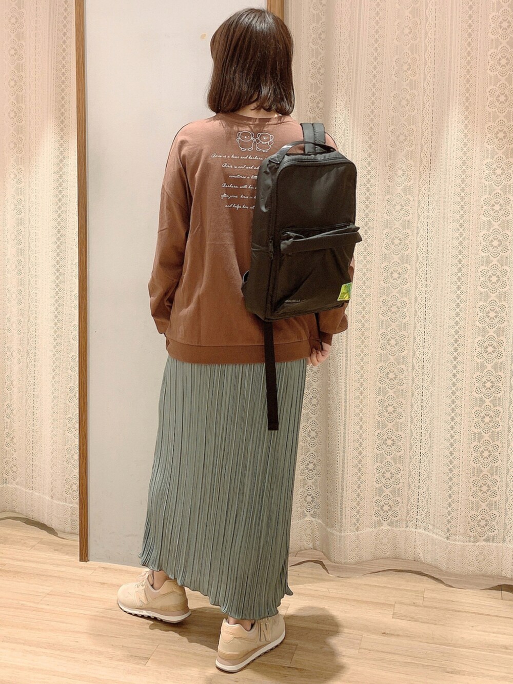 「カジュアル、New Balance、ニューバランス、スニーカーコーデ、earth music&ecology、プリーツスカート、プチプラコーデ、カジュアルコーデ、ママコーデ、ミッフィー、アースミュージック＆エコロジー、秋コーデ、おしゃれさんと繋がりたい、ミッフィーコラボ、ミッフィーTシャツ」｜「earth music&ecologyのシャイニープリーツカットスカート ＊（スカート、グリーン系）」を使った、satomikamoさん（レディース・162cm）の秋コーディネートの1枚目の写真