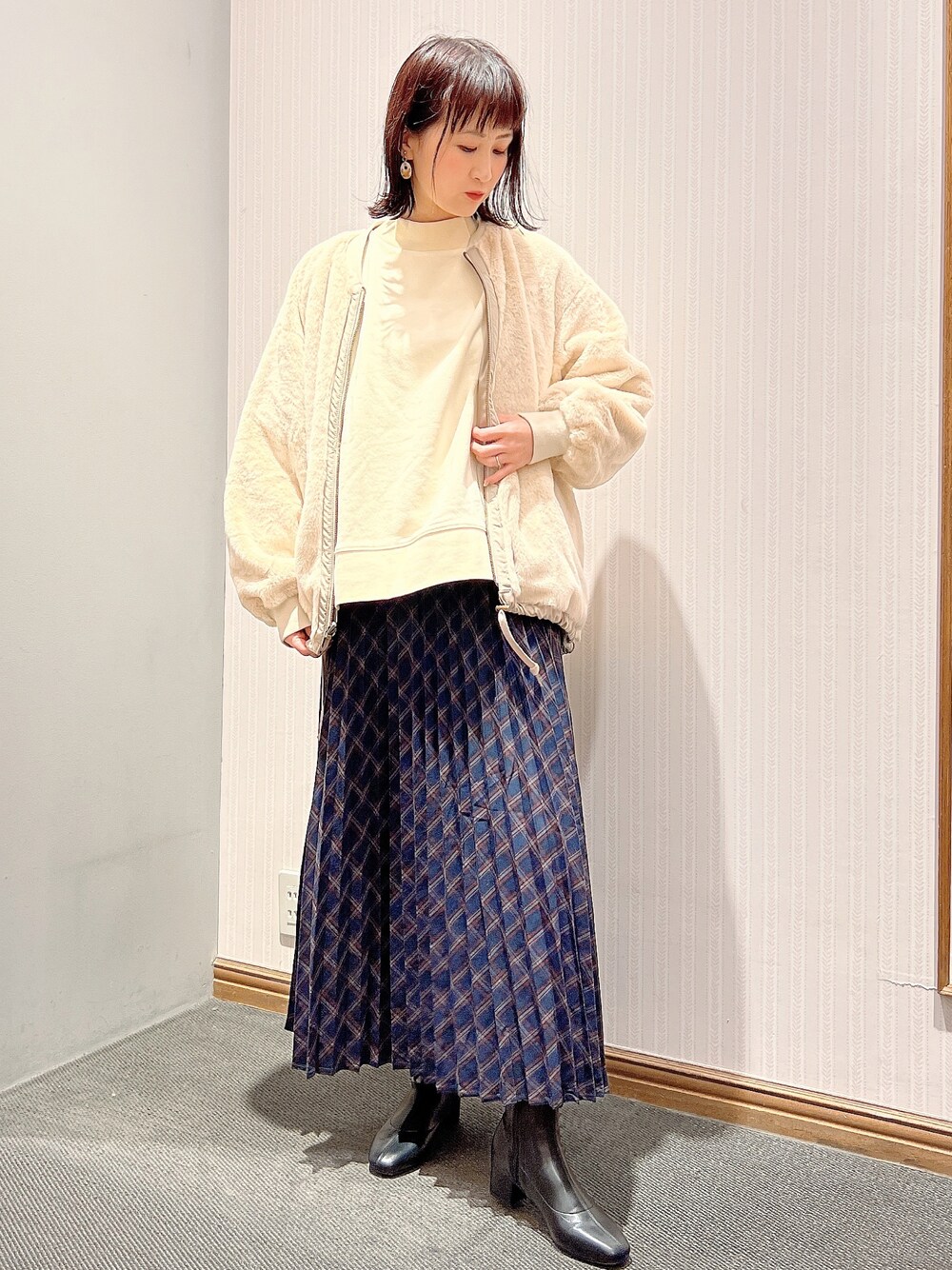 「リバーシブル、リバーシブルブルゾン、リバーシブルコート、ファー、チェックプリーツスカート、プリーツスカート、裏起毛スウェット、裏起毛、アースミュージック＆エコロジー、earth music&ecology、ストレッチブーツ、オリエンタルトラフィック、冬コーデ、ママコーデ、大人カジュアル」｜「earth music&ecologyのORiental TRaffic ストレッチブーツ（ブーツ、ブラック系）」を使った、satomikamoさん（レディース・162cm）の冬コーディネートの1枚目の写真