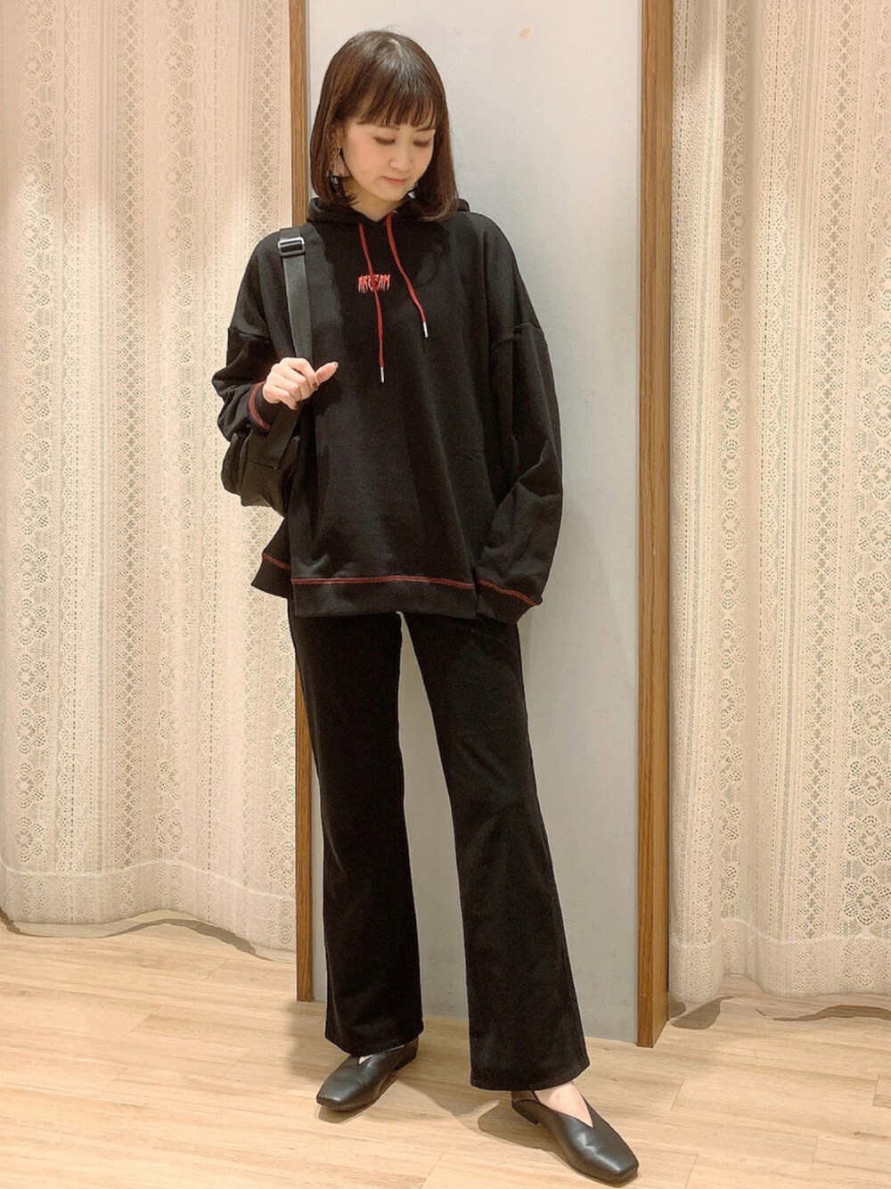 「Areeam、Areeamコーデ、パーカー、パーカーコーデ、ヴィランズ、ヴィランズシリーズ🧛‍♀️、ブラックコーデ、ワントーンコーデ、LEE、Lee、ニットパンツ、ギャザーパンプス、オリエンタルトラフィック、ディズニー、LEEコラボ」｜「バックverのアイテム（その他、ブラック系）」を使った、satomikamoさん（レディース・162cm）の秋コーディネートの1枚目の写真