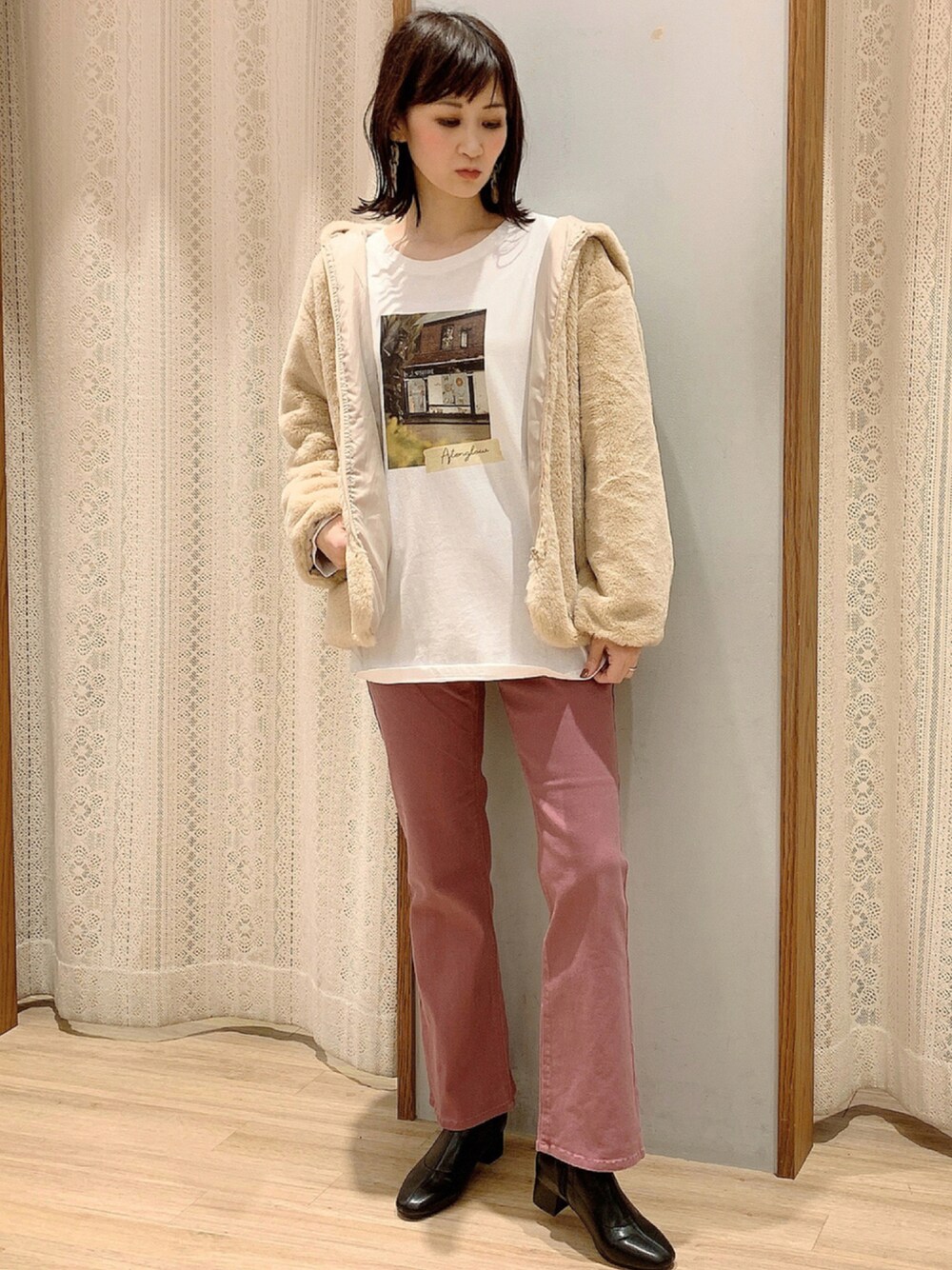 「ファー、プリントTシャツ、カラーパンツ、秋のコーデ、earth music&ecology、オリエンタルトラフィック、プチプラコーデ、ピンクパンツ、アースミュージック＆エコロジー、ツイルパンツ、トレンドカジュアル、ストレッチブーツ、ファーライナー、アキコーデ、カラーツイル」｜「earth music&ecologyのORiental TRaffic ストレッチブーツ（ブーツ、ブラック系）」を使った、satomikamoさん（レディース・162cm）の秋コーディネートの1枚目の写真