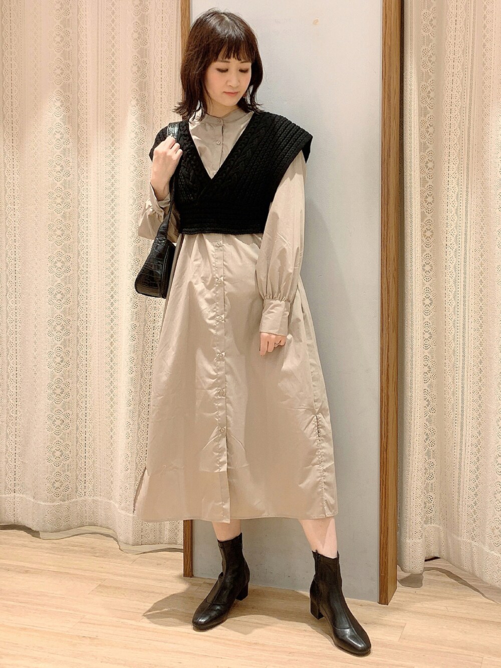 「秋のコーデ、大人カジュアル、プチプラ、earth music&ecology、シャツワンピ、オリエンタルトラフィック、ママコーデ、アースミュージック＆エコロジー、バンドカラー、ニットビスチェ、ワンハンドルバッグ、トレンドカジュアル、ストレッチブーツ、バンドカラーワンピース、バンドカラーシャツワンピース」｜「バックverのアイテム（その他、ホワイト系）」を使った、satomikamoさん（レディース・162cm）の秋コーディネートの1枚目の写真