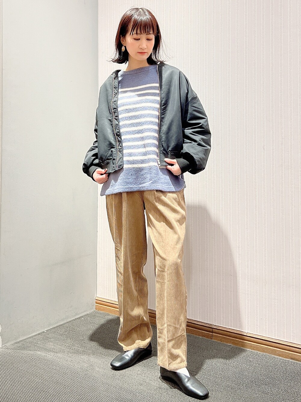 「ブルゾン 大人カジュアル、ブルゾン、ブルゾンコーデ、ボーダーニット、ボーダー、大人カジュアル、カジュアルコーデ、カジュアル、コーデュロイパンツ、コーデュロイワイドパンツ、ワイドパンツ、バブーシュ、オリエンタルトラフィック、アースミュージック＆エコロジー、earth music&ecology」｜「ORiental TRafficのORiental TRaffic バブーシュ ＊（パンプス、ブラック系）」を使った、satomikamoさん（レディース・162cm）の冬コーディネートの1枚目の写真