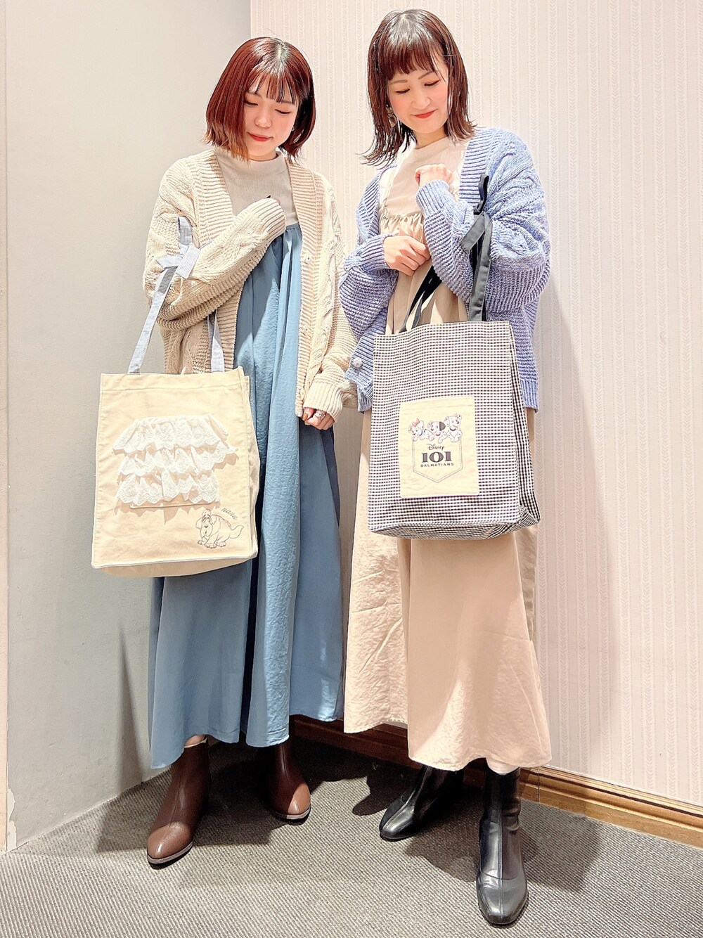 「色違いコーデ、アースミュージック＆エコロジー、earth music&ecology、Areeam、101匹わんちゃん、トートバッグ、カーディガン、キャミワンピ、ワンピース、セットアイテム、ブーツ、春コーデ、リンクコーデ、オリエンタルトラフィック、キャミワンピース」｜「earth music&ecologyのデニム見えローゲージニットカーディガン＊（カーディガン/ボレロ、ブルー系）」を使った、satomikamoさん（レディース・162cm）の冬コーディネートの1枚目の写真