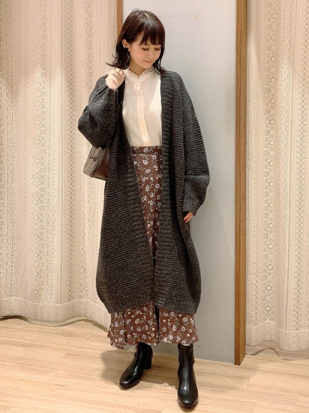 「ニットコート、earth music&ecology、オリエンタルトラフィック、大人女子、ざっくりニット、マーメイドスカート、プチプラコーデ、花柄スカート、ママコーデ、アースミュージック＆エコロジー、大人かわいい、フリル襟、ワンハンドルバッグ、ママファッション、ストレッチブーツ」｜「earth music&ecologyの【WEB限定】ロービングニットコート（カーディガン/ボレロ、グレー系）」を使った、satomikamoさん（レディース・162cm）の秋コーディネートの1枚目の写真