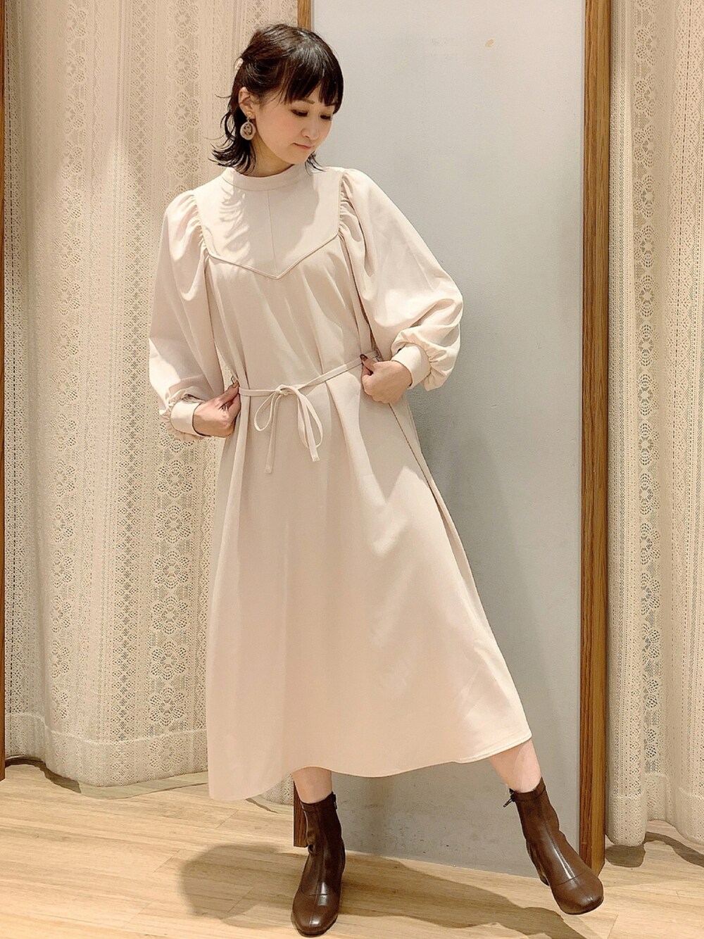 「スラー、SLURR、SLURR公式アンバサダー、ワンピース、ワンピースコーデ、大人コーデ、大人女子、大人かわいい、大人ワンピース、秋のコーデ、ストレッチブーツ、オリエンタルトラフィック、パイピング、ふんわりワンピース、大人フェミニン」｜「earth music&ecologyのORiental TRaffic ストレッチブーツ（ブーツ、ブラウン系）」を使った、satomikamoさん（レディース・162cm）の秋コーディネートの1枚目の写真