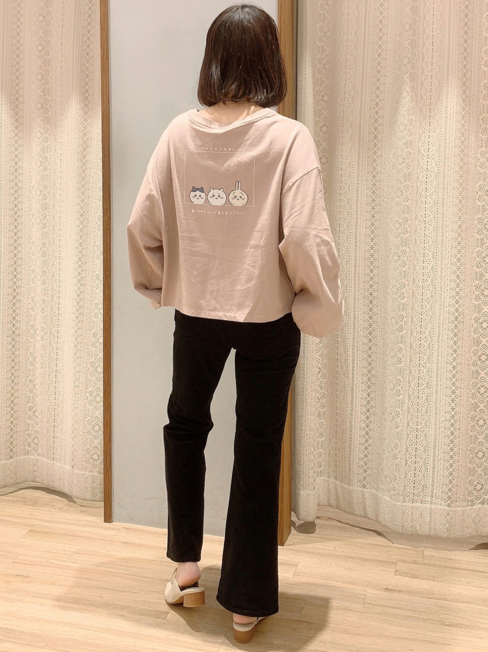「コラボ、LEE、コラボレーション、earth music&ecology、キャラクター、パンツスタイル、プチプラコーデ、アースミュージック＆エコロジー、大人かわいい、LEEコラボ、秋コーデ、ボリューム袖、コールパンツ、Lee、ちいかわ」｜「earth music&ecologyの【予約】ORiental TRaffic レースアップスリッパ（シューズ、ブルー系）」を使った、satomikamoさん（レディース・162cm）の秋コーディネートの1枚目の写真