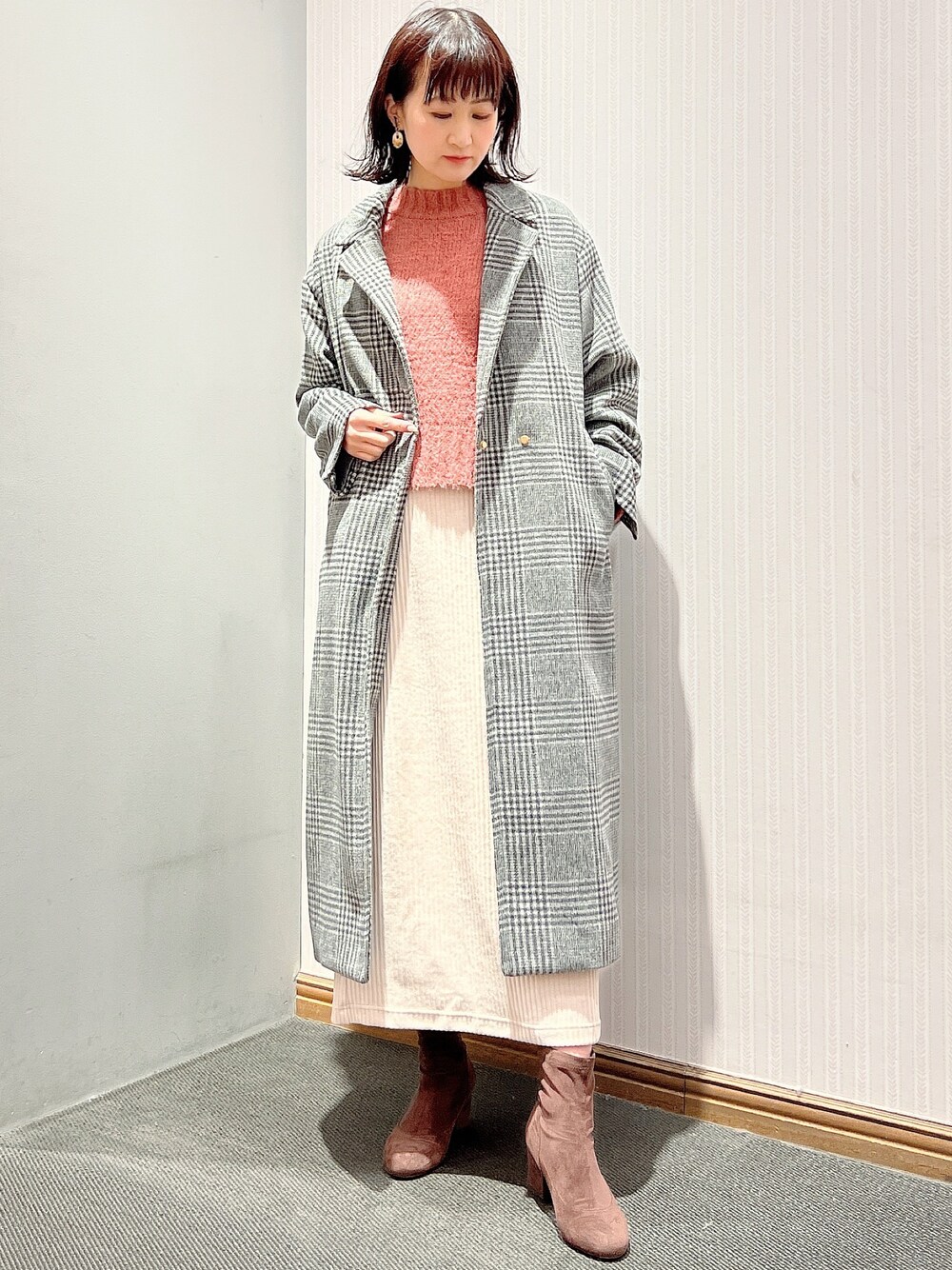 ホワイト系のスカート、その他のチェスターコート、ピンク系のニット/セーターを着用したレディースの冬コーディネートの1枚目の写真