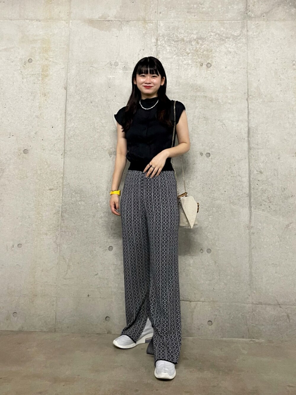 ブラック系のTシャツ/カットソー、ブラック系のその他パンツを着用したレディースの夏コーディネートの1枚目の写真