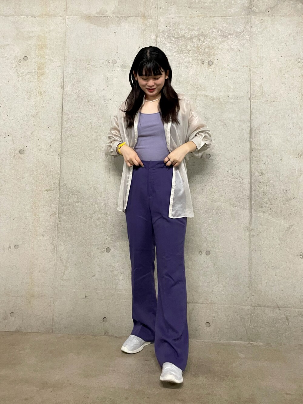 ホワイト系のシャツ/ブラウス、パープル系のその他パンツ、ブラック系のキャミソールを着用したレディースの夏コーディネートの1枚目の写真