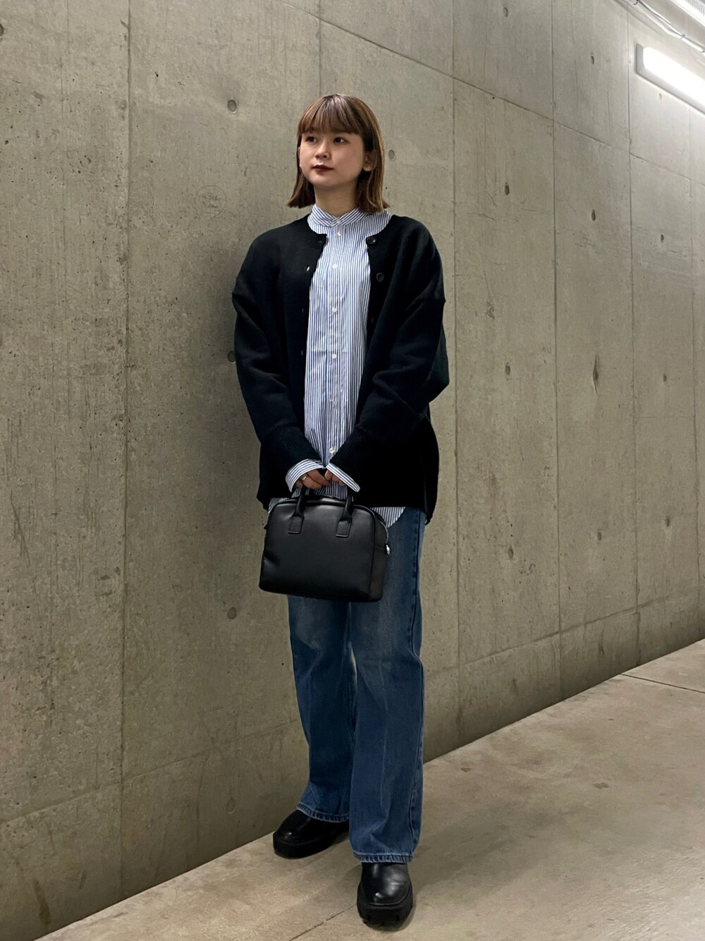ブラック系のカーディガン/ボレロ、ブルー系のシャツ/ブラウス、ブルー系のデニムパンツを着用したレディースの冬コーディネートの1枚目の写真