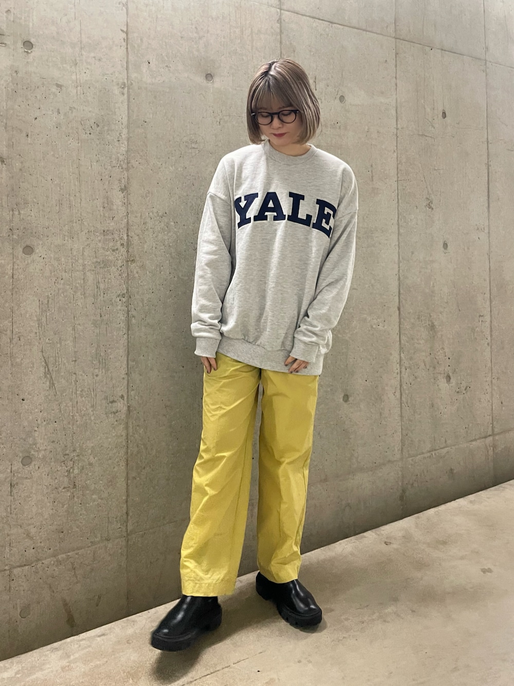 グレー系のスウェット、イエロー系のその他パンツを着用したレディースの春コーディネートの1枚目の写真