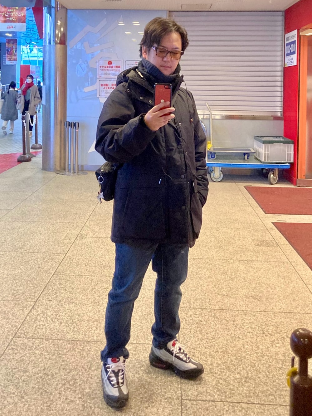 「今日のコーデ、オトナカジュアル、カジュアル、低身長コーデ、シンプル、デニム、ダウンコート、FRED PERRY、NIKE、Columbia、カジュアルコーデ、メガネ男子」｜「FRED PERRYのアイテム（ダウンジャケット/コート、ブラック系）」を使った、skimura1112さん（メンズ・165cm）の冬コーディネートの1枚目の写真