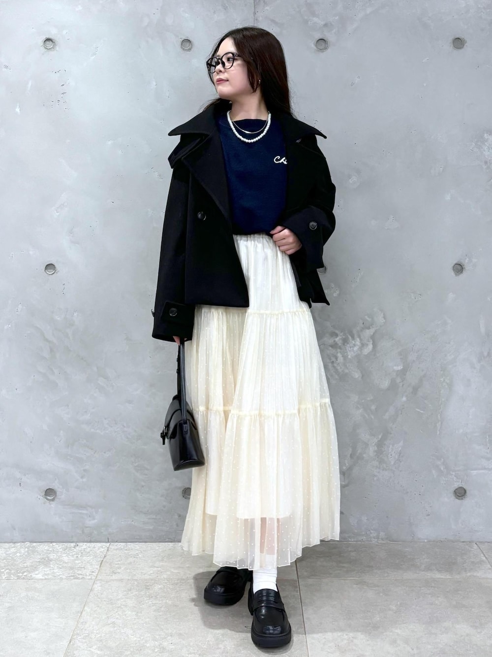 「冬コーデ、お出かけコーデ、スカートスタイル、フェミニンコーデ、ROPÉ PICNIC、ウェーブ、ブルべ冬、混合、トップス、ニット/セーター、ジャケット/アウター、その他アウター、スカート、バッグ、ショルダーバッグ」｜「ROPE' PICNICの着丈が選べるペーパーライクドットティアードスカート（スカート、ホワイト系）」を使った、nodokaさん（レディース・161cm）の冬コーディネートの1枚目の写真