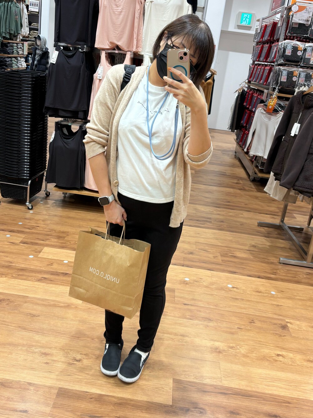 「UNIQLOのアイテム（パンツ、ブラック系）」を使った、ゆきぴさん（レディース・163cm）の秋コーディネートの1枚目の写真