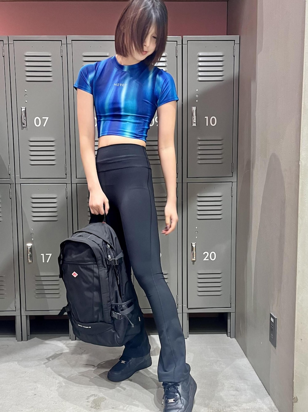 ブラック系のスニーカー、ブラック系のその他パンツ、ブラック系のバックパック/リュックを着用したレディースの春コーディネートの1枚目の写真