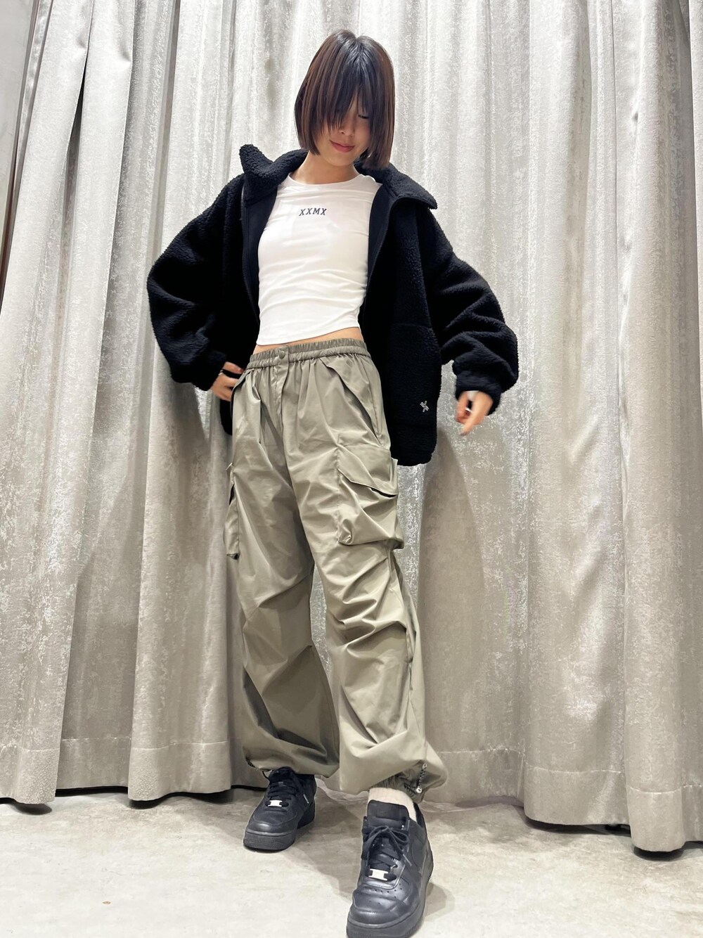 ブラック系のスニーカー、グリーン系のその他パンツ、ブラック系のその他アウターを着用したレディースの冬コーディネートの1枚目の写真