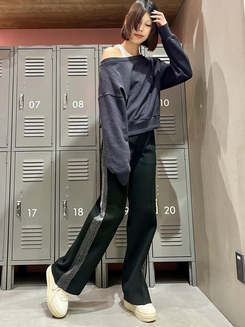 ブラック系のTシャツ/カットソー、ホワイト系のタンクトップ、ホワイト系のスニーカーを着用したレディースの冬コーディネートの1枚目の写真