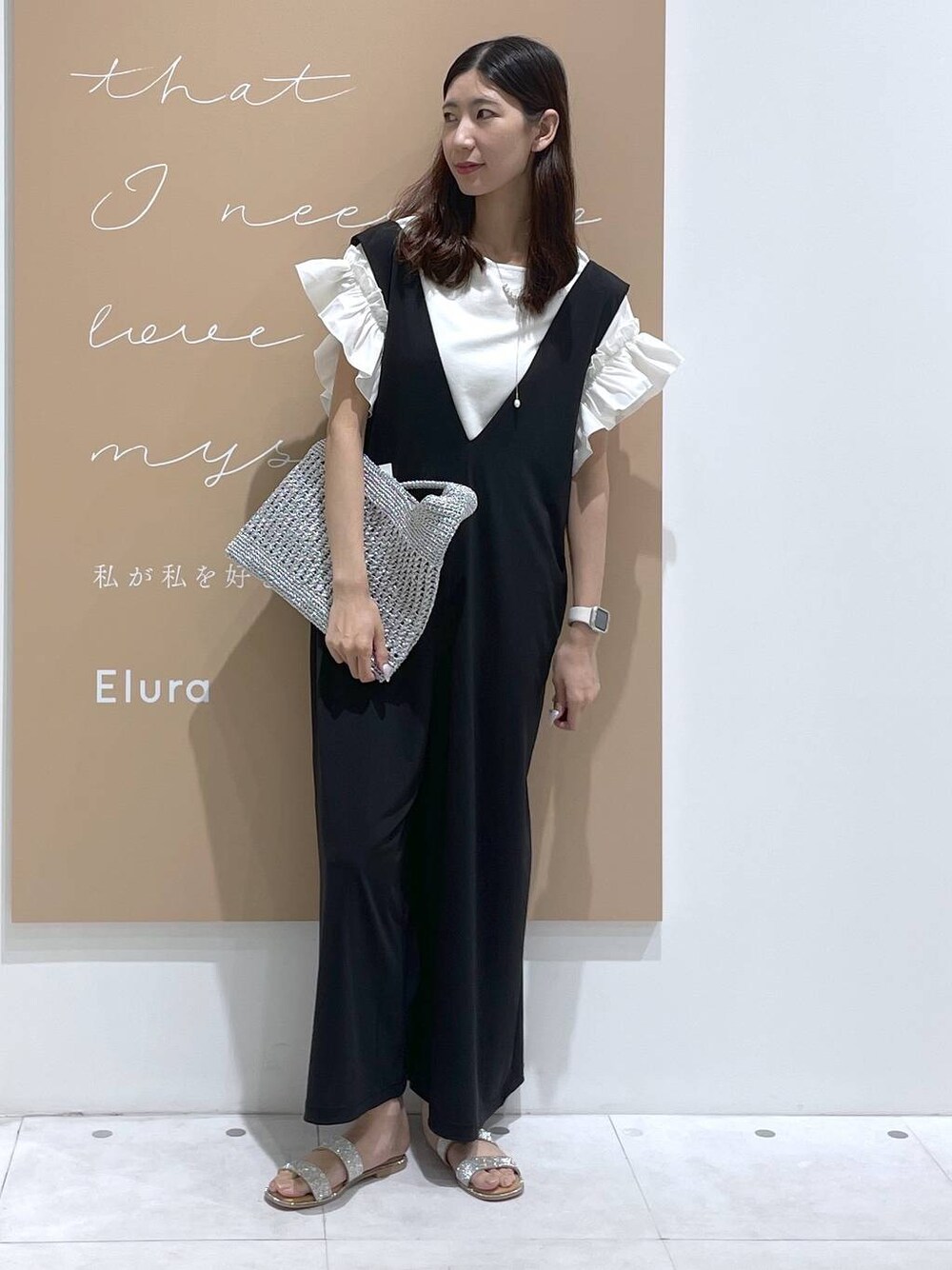 ブラック系のサロペット/オーバーオール、シルバー系のトートバッグ、ホワイト系のTシャツ/カットソーを着用したレディースの夏コーディネートの1枚目の写真