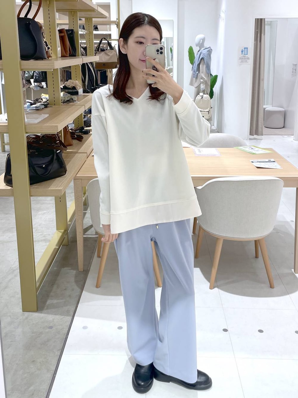 ブルー系のその他パンツ、ホワイト系のTシャツ/カットソーを着用したレディースの冬コーディネートの1枚目の写真