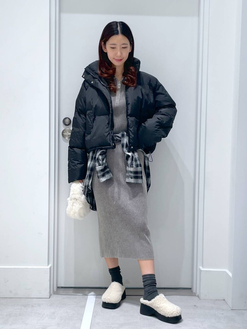 「モテ、FOREVER 21、秋冬新作、高身長、高見え、テーマパーク、デート/ロマンティック、秋コーデ、冬コーデ、女子会、韓国系、きれいめ」｜「FOREVER 21の【2024FW】アソートクロッグサンダル（スリッポン、ホワイト系）」を使った、まゆさん（レディース・167cm）の冬コーディネートの1枚目の写真
