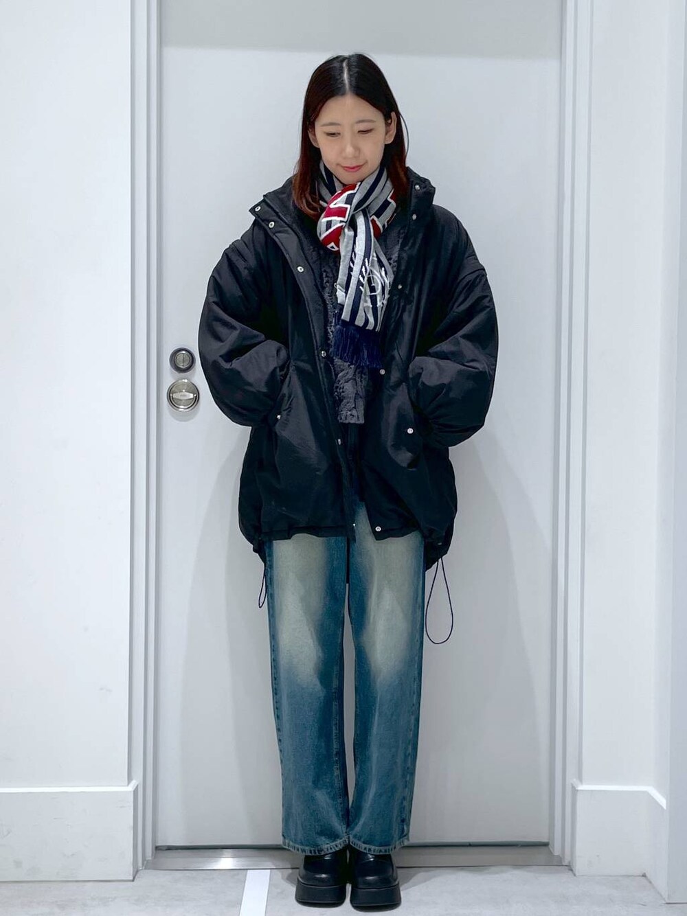 「女子会、韓国系、きれいめ、FOREVER 21、秋冬新作、アウター、デニムパンツ、高身長、高見え、モテ、テーマパーク、デート/ロマンティック、秋コーデ、冬コーデ」｜「FOREVER 21の【2024FW】2WAY中綿モンスターコート（ブルゾン、ブラック系）」を使った、まゆさん（レディース・167cm）の冬コーディネートの1枚目の写真