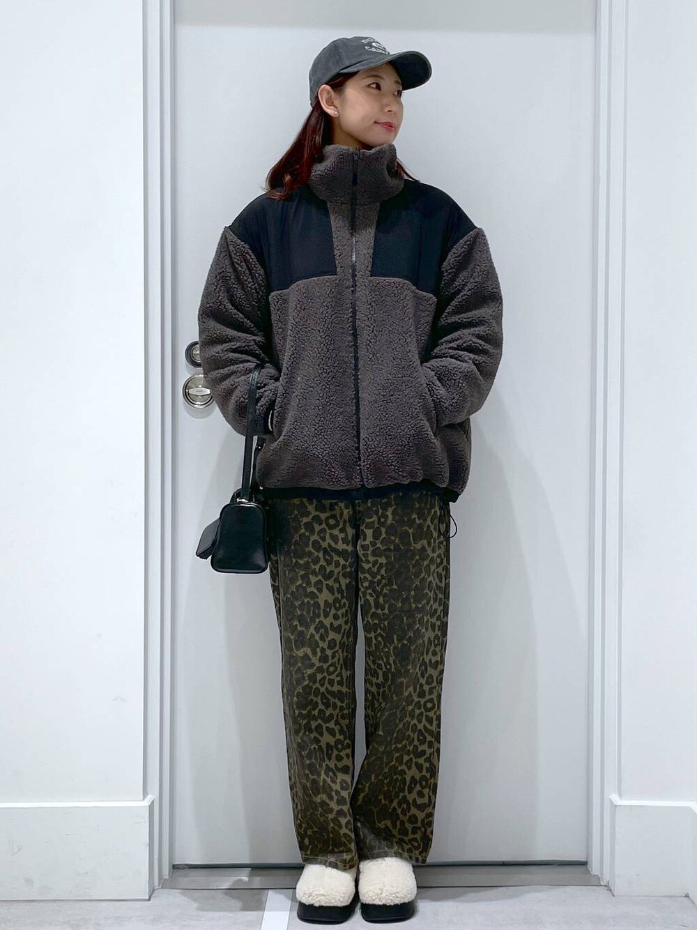「高身長、高見え、モテ、テーマパーク、デート/ロマンティック、秋コーデ、冬コーデ、女子会、韓国系、きれいめ、FOREVER 21、秋冬新作、パンツ、アウター」｜「FOREVER 21の【2024FW】ボアスタンドブルゾン（ブルゾン、グレー系）」を使った、まゆさん（レディース・167cm）の冬コーディネートの1枚目の写真