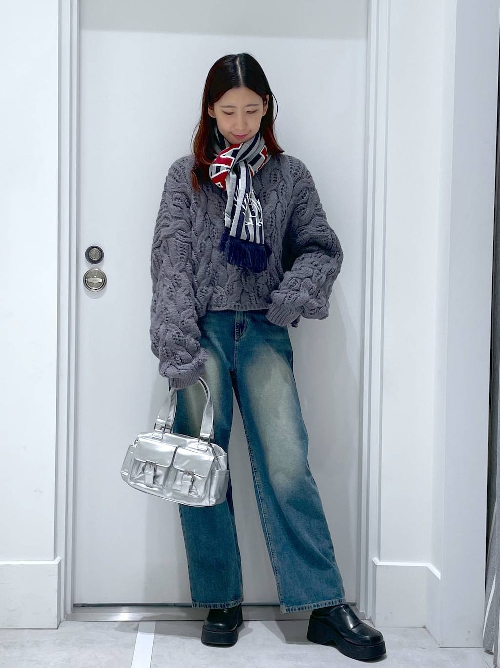 「高身長、高見え、モテ、テーマパーク、デート/ロマンティック、秋コーデ、冬コーデ、女子会、韓国系、きれいめ、FOREVER 21、秋冬新作、デニムパンツ、マフラー」｜「FOREVER 21の【新色追加・WEB限定カラーあり】合皮ダブルポケットショルダーバッグ（ショルダーバッグ、シルバー系）」を使った、まゆさん（レディース・167cm）の冬コーディネートの1枚目の写真