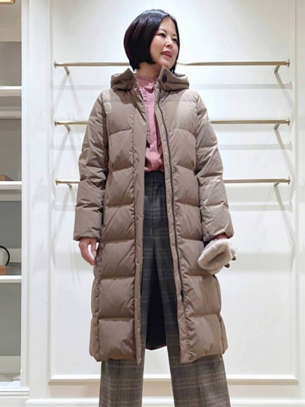 「おしゃ見えテクニック、MACKINTOSH LONDON、マッキントッシュロンドン、ロングコート、ロングダウンコート、パーソナルカラーサマー、骨格ストレート、スタッフコーデ、大人カジュアル、通勤スタイル、ブラウンコート、ピンクシャツ」｜「MACKINTOSH LONDONの【婦人画報掲載】【CHRYSTON/クリストン】タスランナイロンダウンコート（ダウンジャケット/コート、ブラウン系）」を使った、美細津さん（レディース・164cm）の冬コーディネートの1枚目の写真