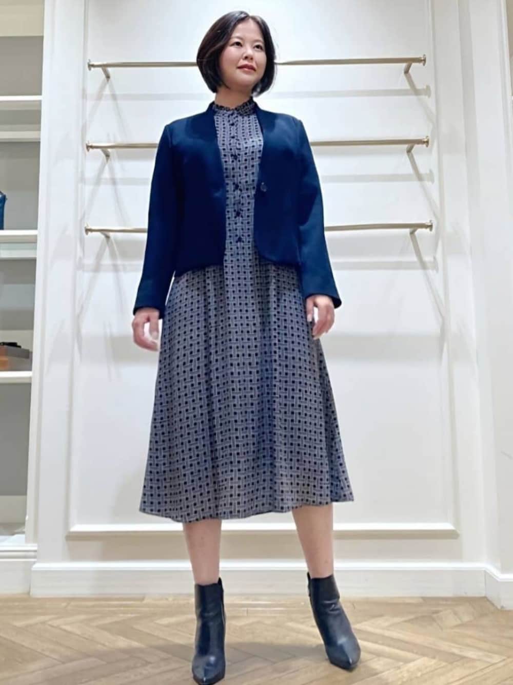 「MACKINTOSH LONDON、マッキントッシュロンドン、スタッフコーデ、骨格ストレート、ブルベ夏」｜「MACKINTOSH LONDONのラインバスケットプリントワンピース（ワンピース、ブルー系）」を使った、美細津さん（レディース・164cm）の冬コーディネートの1枚目の写真