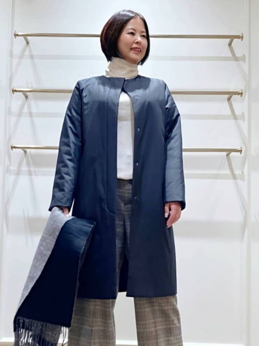 「MACKINTOSH LONDON、マッキントッシュロンドン、スタッフコーデ、骨格ストレート、パーソナルカラーサマー、ノーカラーコート、ダウンコーデ、ダウンコート、大人カジュアル、大人コーデ、大人女子、大人ガーリー、通勤コーデ、通勤スタイル、おしゃ見えテクニック」｜「MACKINTOSH LONDONの【エクラ掲載】ブライトクロスシンダウンコート（ダウンジャケット/コート、ブラック系）」を使った、美細津さん（レディース・164cm）の冬コーディネートの1枚目の写真