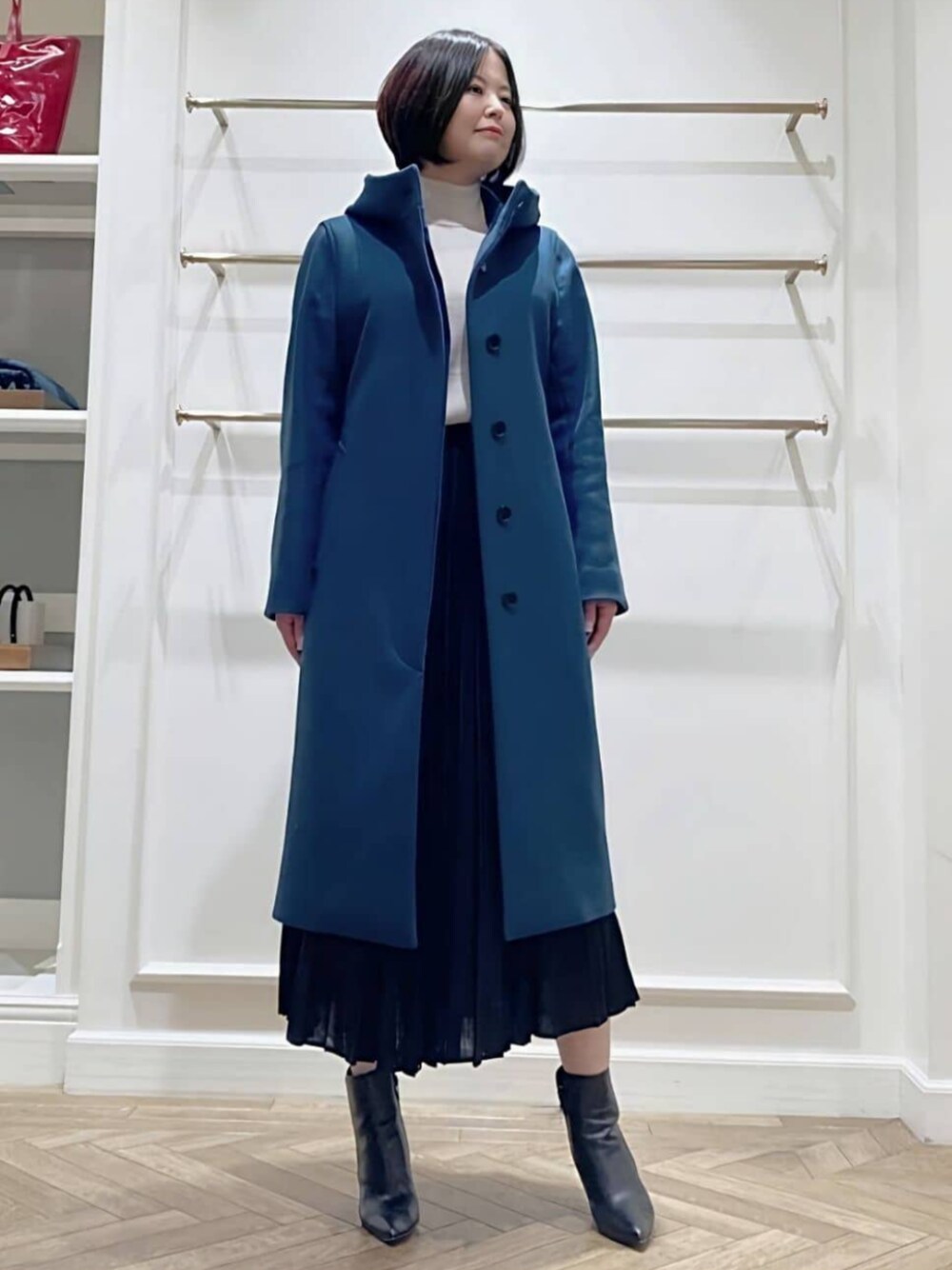 「おしゃ見えテクニック、MACKINTOSH LONDON、マッキントッシュロンドン、スタッフコーデ、骨格ストレート、パーソナルカラーサマー、大人カジュアル、大人コーデ、大人ガーリー、スカートスタイル、カラーコーデ、通勤スタイル、プリーツスカート、ロングコート」｜「MACKINTOSH LONDONの【エクラ掲載】ウールハイネックニットプルオーバー（ニット/セーター、ベージュ系）」を使った、美細津さん（レディース・164cm）の冬コーディネートの1枚目の写真