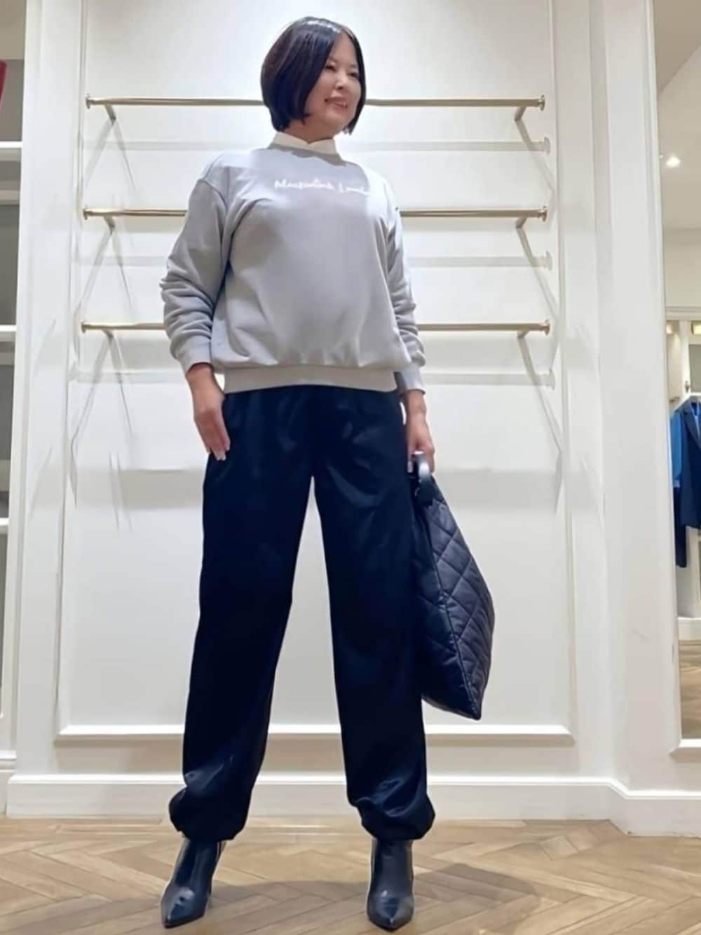 「MACKINTOSH LONDON、マッキントッシュロンドン、スタッフコーデ、ブルベ夏、骨格ストレート」｜「MACKINTOSH LONDONの【SUPER FINE LAB.】エスプーマコットンジャージプルオーバー（Tシャツ/カットソー、グレー系）」を使った、美細津さん（レディース・164cm）の冬コーディネートの1枚目の写真