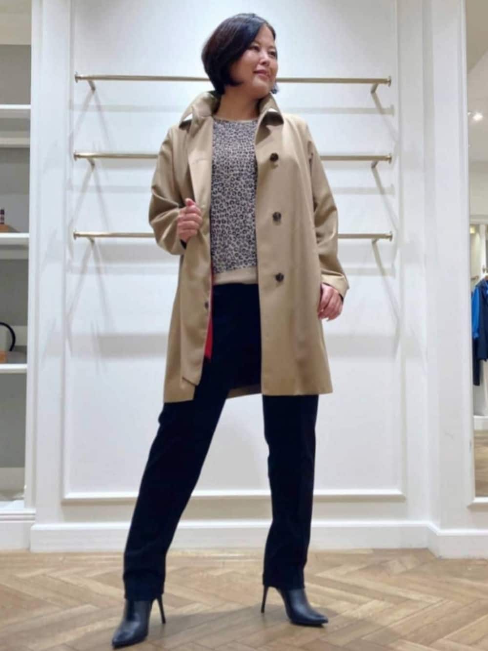 「MACKINTOSH LONDON、マッキントッシュロンドン、スタッフコーデ、ブルベ夏、骨格ストレート」｜「MACKINTOSH LONDONのハイブリッドギャバジンステンカラーコート（ステンカラーコート、ベージュ系）」を使った、美細津さん（レディース・164cm）の冬コーディネートの1枚目の写真