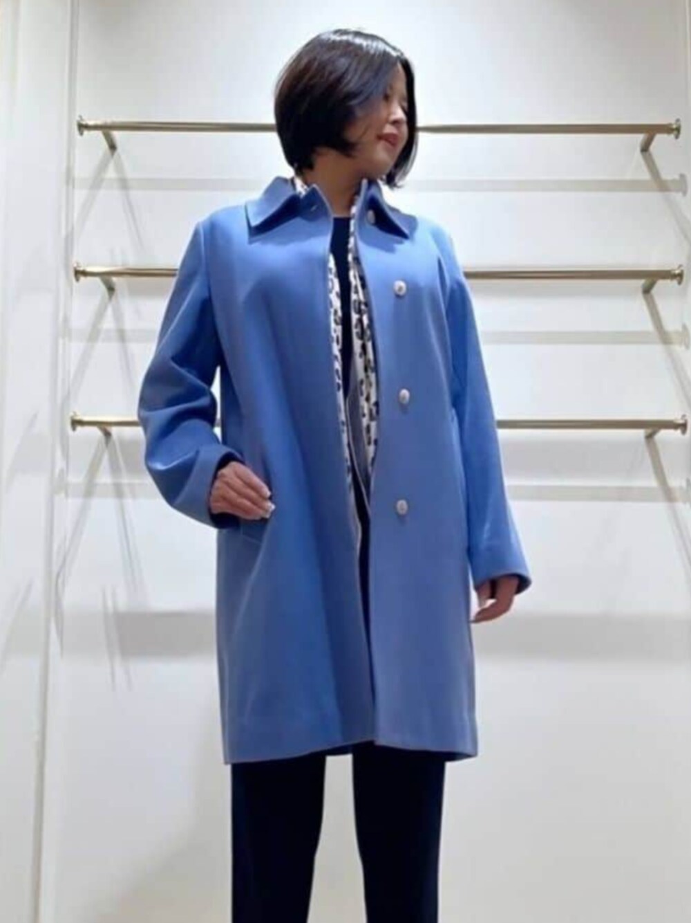 「MACKINTOSH LONDON、マッキントッシュロンドン、スタッフコーデ、骨格ストレート、パーソナルカラーサマー、カラーアウター、ウールコート、ブルーコーデ、ステンカラーコート、スカーフ、レオパード柄、通勤スタイル、大人カジュアル、大人フェミニン、冬アウター」｜「MACKINTOSH LONDONの【BANTON/バントン】ファインウールナイロンコート（ステンカラーコート、ブルー系）」を使った、美細津さん（レディース・164cm）の冬コーディネートの1枚目の写真